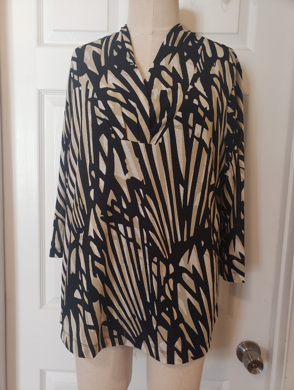 Black and Cream Abstract Print V-Neck Blouse Size XL
